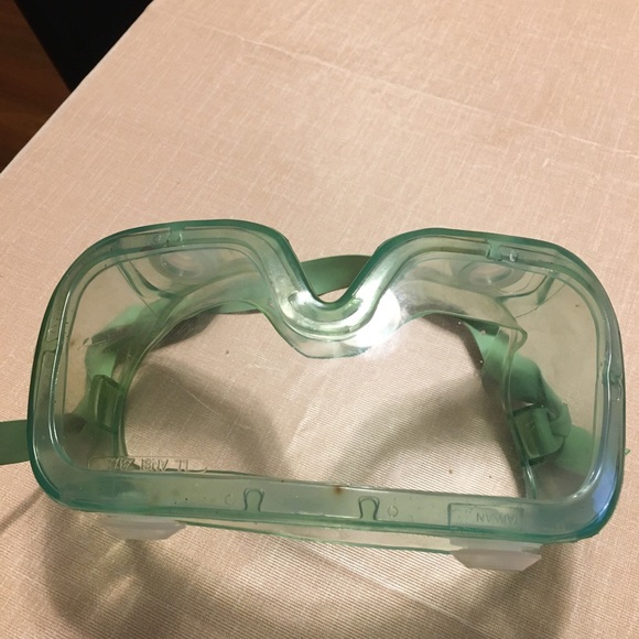 Two Safety goggles - Picture 3 of 4